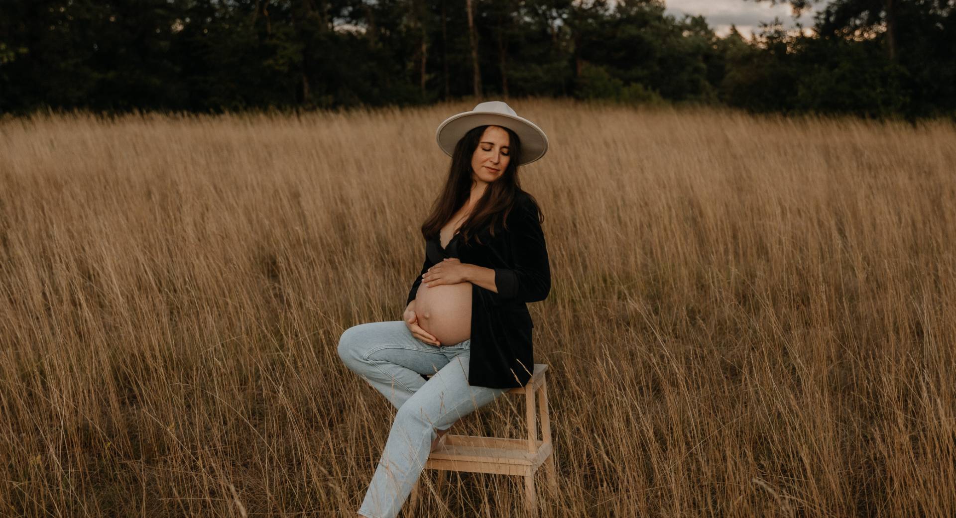 Babybauchshooting im Sonnenuntergang