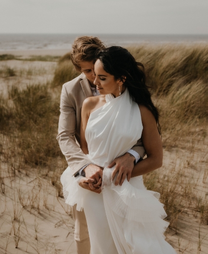 Innige Umarmung bei einem Afterwedding Shooting in Holland zwischen den Dünen