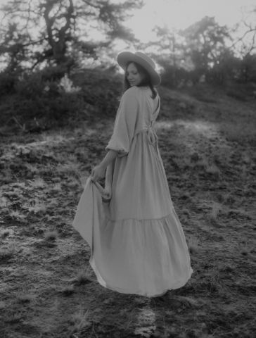 Steffi Mertens in einem lange Kleid beim Fotoshooting in der Rhön